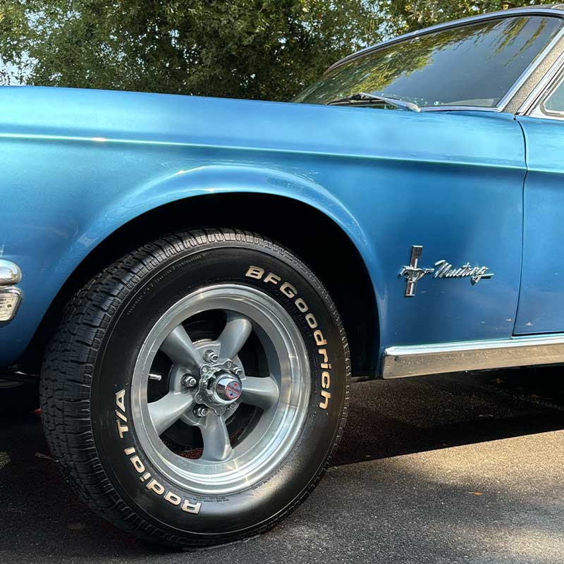 Nettoyage d'une voiture de collection Ford mustang 1966 bleu à Bordeaux