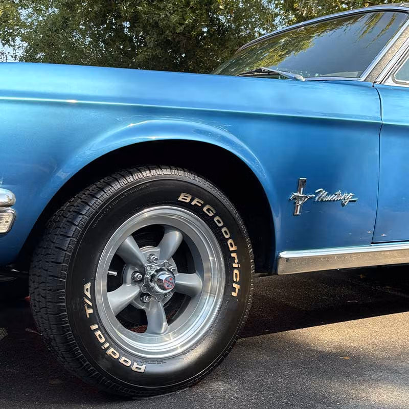 Nettoyage d'une voiture de collection Ford mustang 1966 bleu à Bordeaux