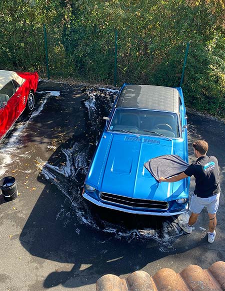 Nettoyage complet sur mesure à domicile pour des ford mustang de collection à Bordeaux
