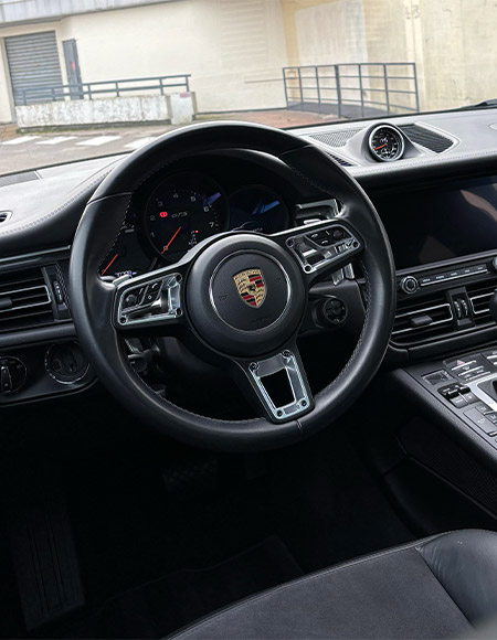 Nettoyage intérieur voiture de luxe Porsche à Bordeaux
