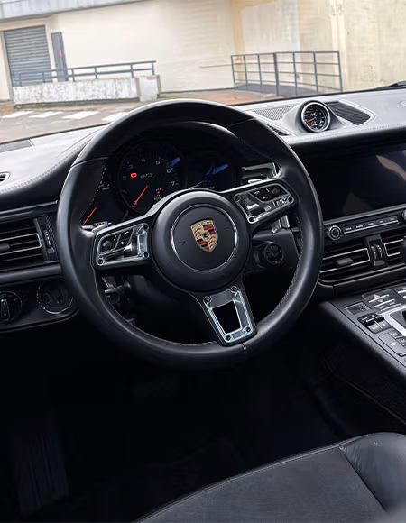 Nettoyage intérieur voiture de luxe Porsche à Bordeaux