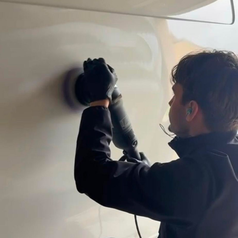 Alex de Cleanic auto entrain de polisher un camion à Bordeaux