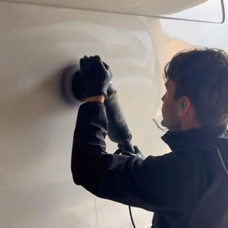 Alex de Cleanic auto entrain de polisher un camion à Bordeaux