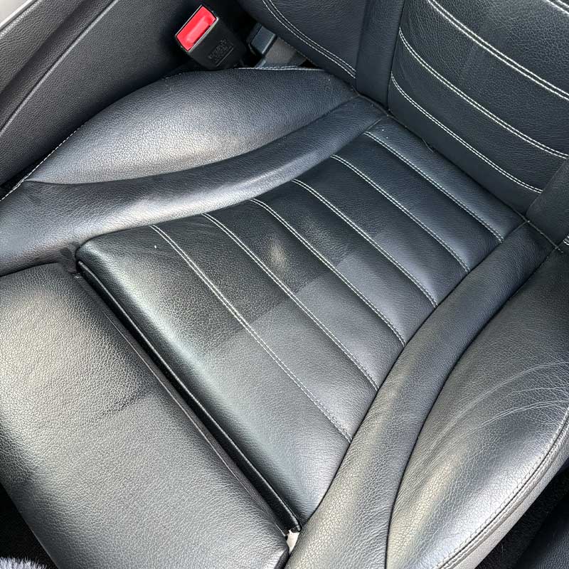 Rénovation et nettoyage siège voiture en cuir noir à Bordeaux