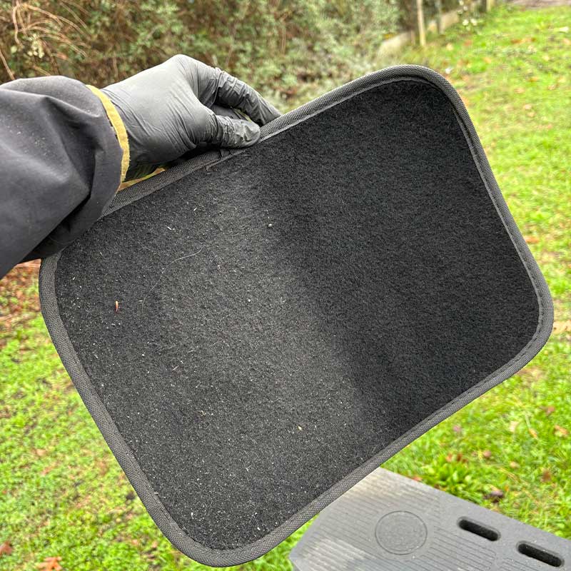 Désincrustation d'un tapis de voiture